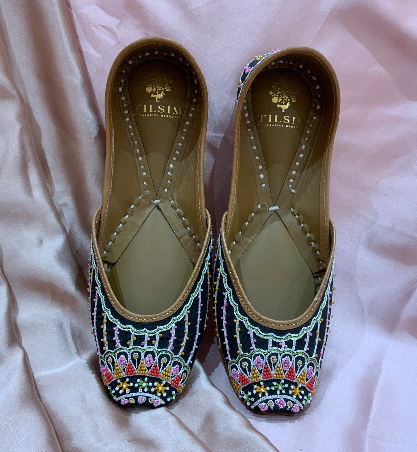 BOTANICAL BLACK BEAUTY JUTTI